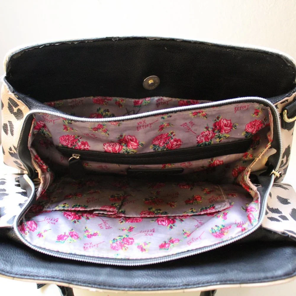BETSEY JOHNSON BLACK & WHITE HEART PURSE - Picture 5 of 11